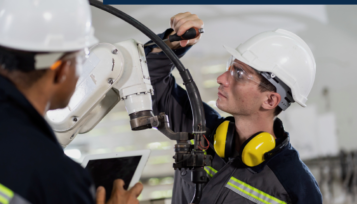 Equipo de trabajadores haciendo un análisis de vibraciones
